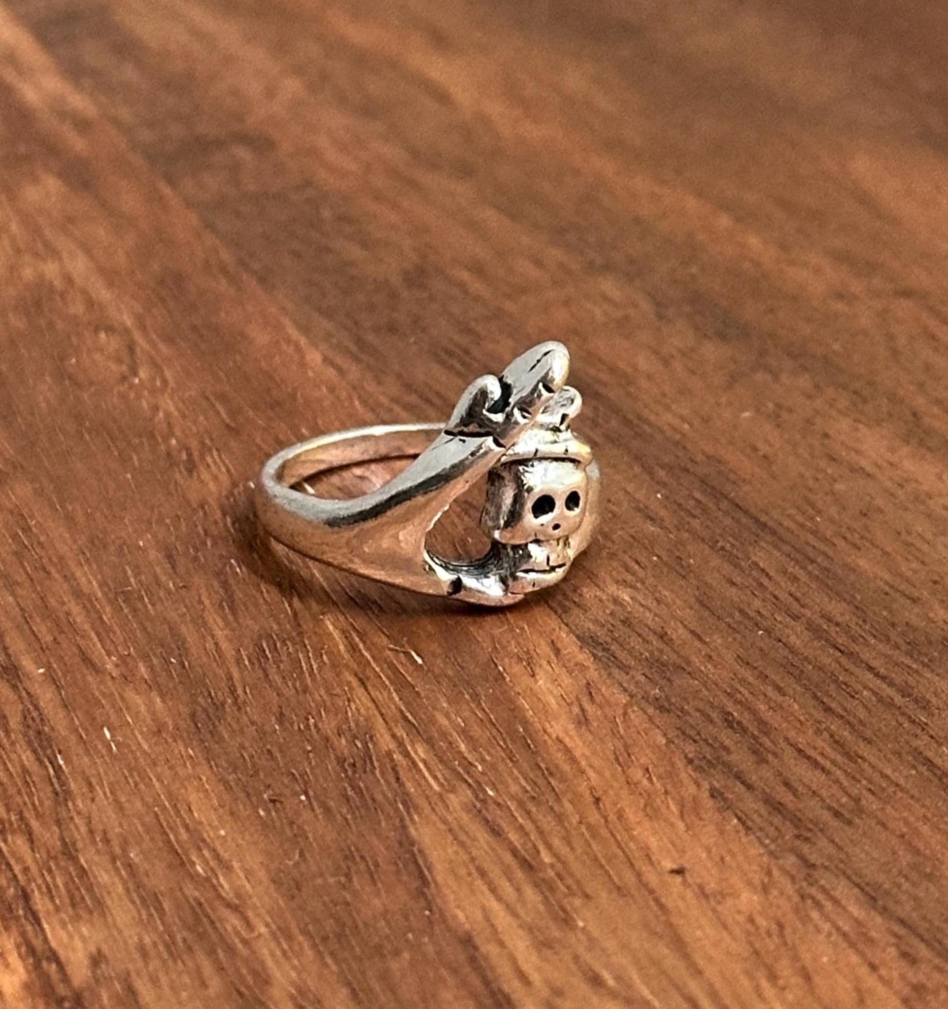 Spirit Hand Gothic Skull Ring Statement Piece Halloween Ring Silver Tone - Various Sizes